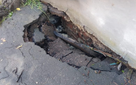 Из-за провалившегося асфальта затопило подвал дома в Йошкар-Оле