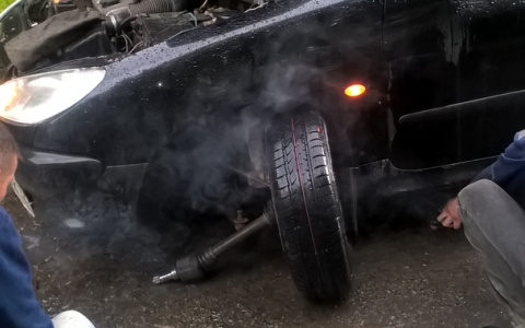 В Марий Эл "сногсшибательные" дороги оторвали колесо у легковушки