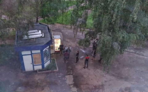 «Сущий ад»: жильцы дома в Йошкар-Оле страдают от круглосуточного киоска