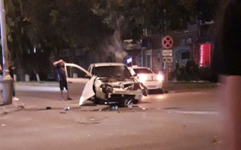 «Капот в хлам»: в Йошкар-Оле на перекрестке столкнулись иномарки