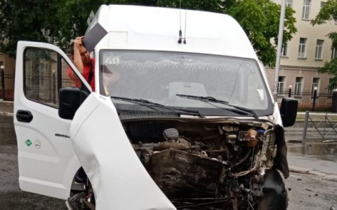 «Капот разнесло в стороны»: в Йошкар-Оле маршрутка столкнулась с автобусом