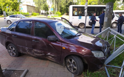 В Йошкар-Оле "Лада" вылетела на тротуар: двое пешеходов госпитализированы