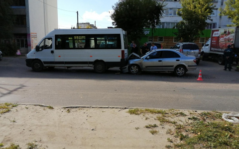 Розыск очевидцев: на ГСБ столкнулись легковушка и микроавтобус