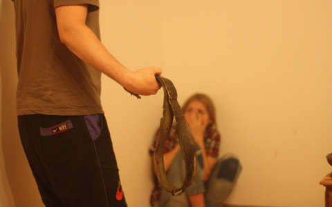 В Марий Эл изверг более полугода истязал и угрожал убийством своим дочерям