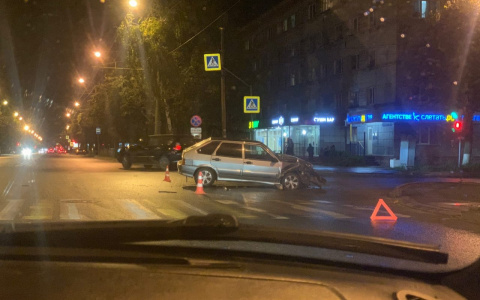Серьезное ДТП в Йошкар-Оле: пострадавшего водителя отнесли в "скорую" на носилках