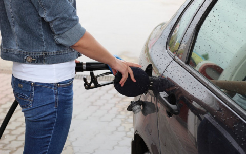 Россияне стали реже заправляться"девяносто пятым" бензином