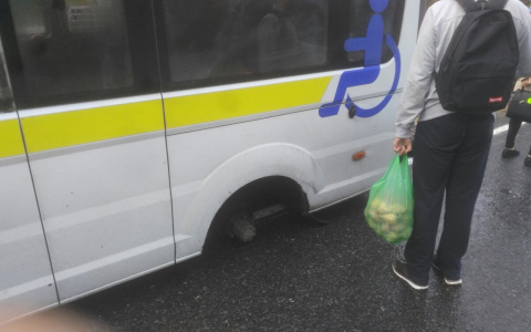 Маршрутка лишилась колеса прямо на трассе Марий Эл