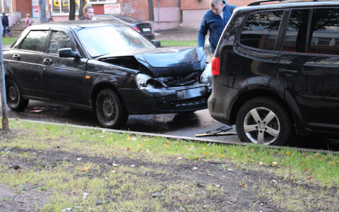 Массовое ДТП в Йошкар-Оле: паровозиком столкнулись "Приора" Volkswagen и Prado