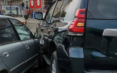 Злосчастный перекресток: в Йошкар-Оле иномарки перекрыли несколько полос на Ленинском