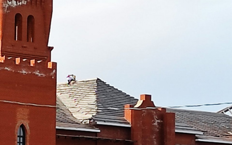 «И им не страшно?»: в Йошкар-Оле подростки вновь бегают по крыше долгостроя