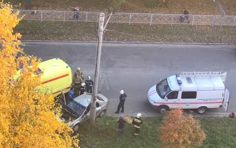 «Водителя зажало в салоне»: в Йошкар-Оле Logan врезался в столб