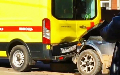Очередное ДТП в Йошкар-Оле: скорая и Нива не поделили Водопроводную