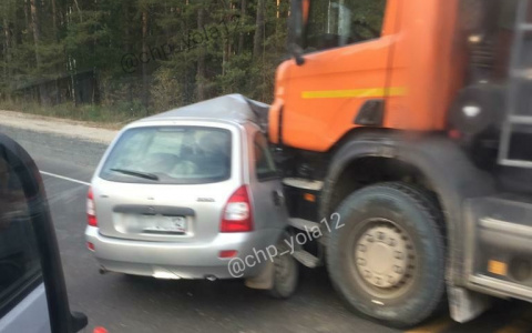 Серьезное ДТП в пригороде Йошкар-Олы: самосвал подмял под себя легковушку
