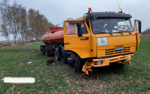 В Марий Эл КамАЗ с горючим съехал в кювет