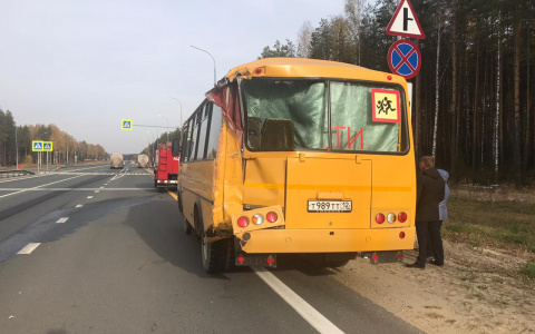 Двое детей пострадали в ДТП с КамАЗом и школьным автобусом на Казанском тракте