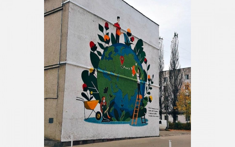 Фасад Дворца молодежи в Йошкар-Оле заиграл новыми красками