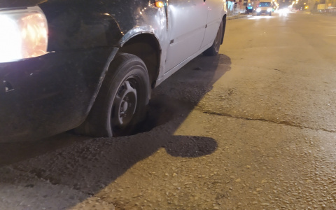 «Лег на пузо»: йошкаролинец угодил в глубокую яму у «Первой аптеки»