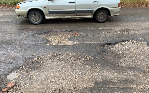 «Мы переживаем за детей»: около Детской Республиканской больницы разрушен асфальт