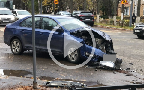 У медколледжа в Йошкар-Оле столкнулись маршрутка и легковушка
