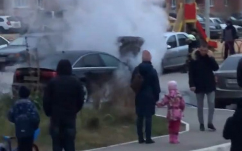 В одном из дворов Йошкар-Олы загорелась машина