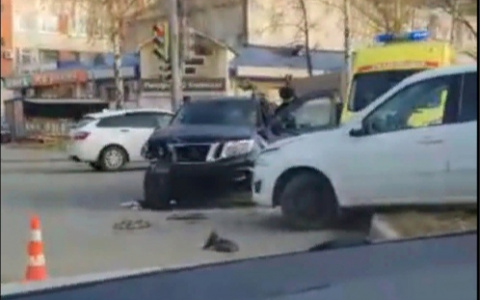 В Йошкар-Оле на перекрестке внедорожник снес легковушку