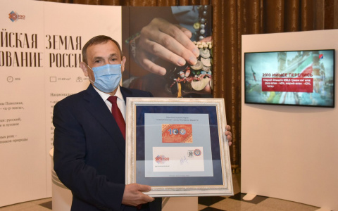 Глава Марий Эл погасил юбилейную почтовую марку