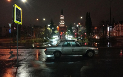 В Йошкар-Оле неизвестный водитель сбил пешехода на тротуаре