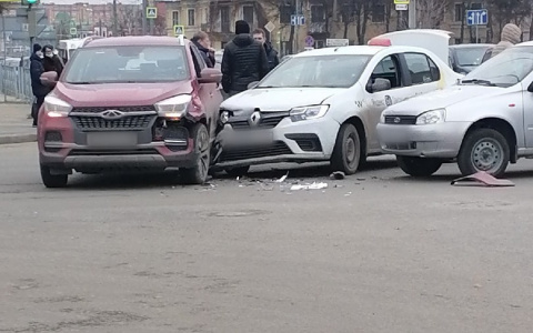 В Йошкар-Оле таксист врезался в кроссовер