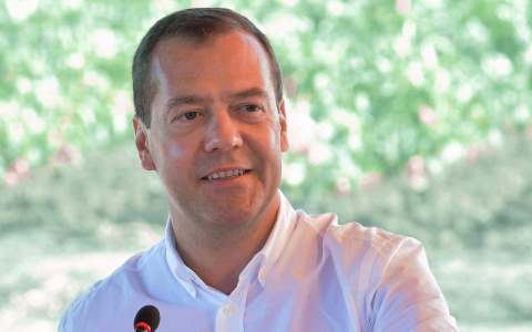 Медведев предложил ввести вакцину от COVID-19 в список жизненно важных лекарств