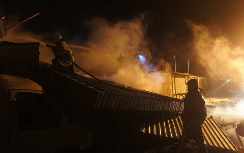 Пожар в Марий Эл уничтожил несколько гаражей и машину