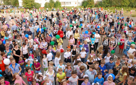 Создатель вакцины от COVID-19 рассказал, когда мир вернется к "нормальной" жизни