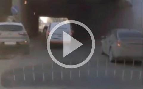 Две иномарки врезались под железнодорожным мостом в Йошкар-Оле