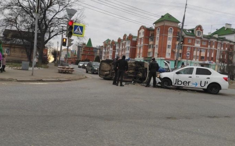 «Не захотел пропустить»: в центре Йошкар-Олы перевернулось авто