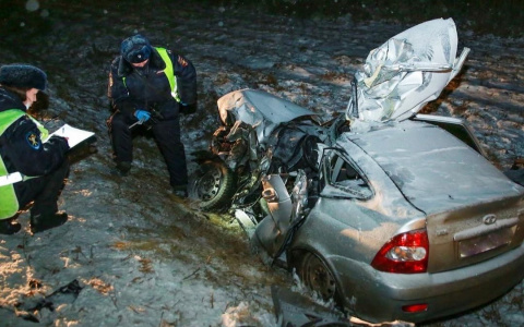 Смертельная авария на Казанском тракте: появились фотографии ДТП, где «Приора» столкнулась с фурой