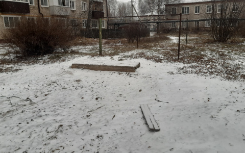 «Лежит мусор, темно и нет детской площадки»: жители Йошкар-Олы жалуются на необустроенный двор