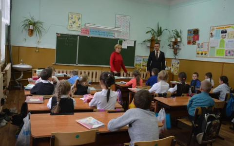 Депутат Сергей Казанков: «Закрывать школы нельзя. Образование должно быть традиционным»