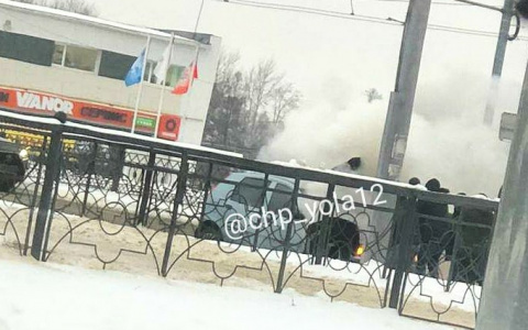 В центре Йошкар-Олы загорелся автомобиль