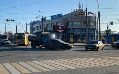 Сотрудники ГИБДД ищут свидетелей аварии с грузовиком в Йошкар-Оле