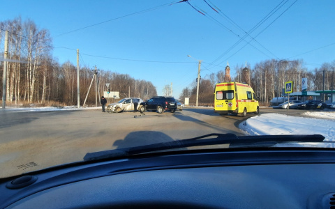 В Йошкар-Оле на перекрёстке столкнулись рено