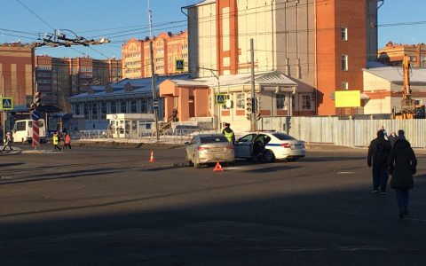 Оцените качество поездки: в Йошкар-Оле таксист врезался в легковушку