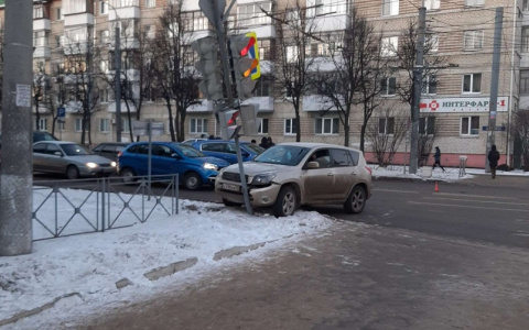 Снес светофор: в центре Йошкар-Олы произошло ДТП