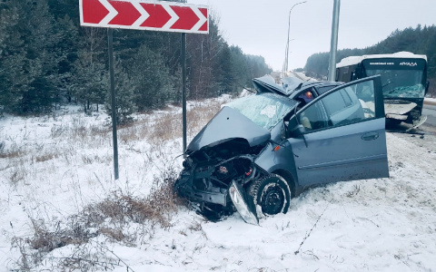 Скончалась на месте: на Йошкар-Олинском шоссе автоледи на иномарке влетела в автобус