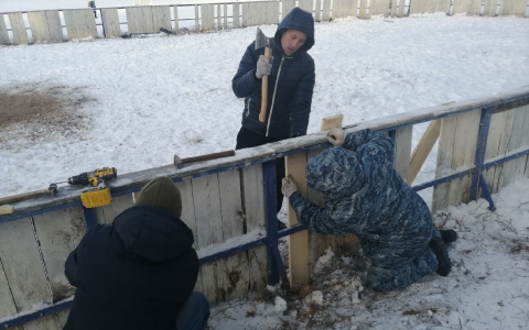 В Дубках восстанавливают хоккейную коробку