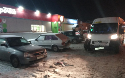 В выходные в массовой аварии пострадала пассажирка маршрутки