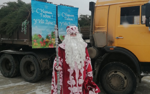 В Йошкар-Олу приехал дед Мороз на КамАЗе и с сотней елок