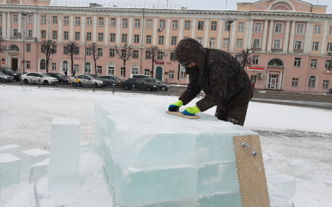 На главной площади Йошкар-Олы началось создание ледяных фигур