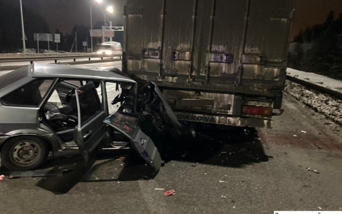 На трассе Марий Эл ВАЗ на скорости влетел в стоящий на обочине грузовик