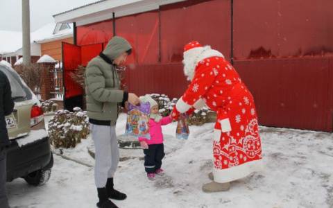 В Йошкар-Оле дети медиков получили от волонтеров новогодние подарки