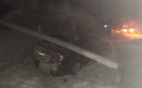 Двое в больнице, один погиб: на Сернурском тракте иномарка влетела в столб