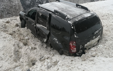 В Марий Эл на трассе водитель рено съехал в кювет